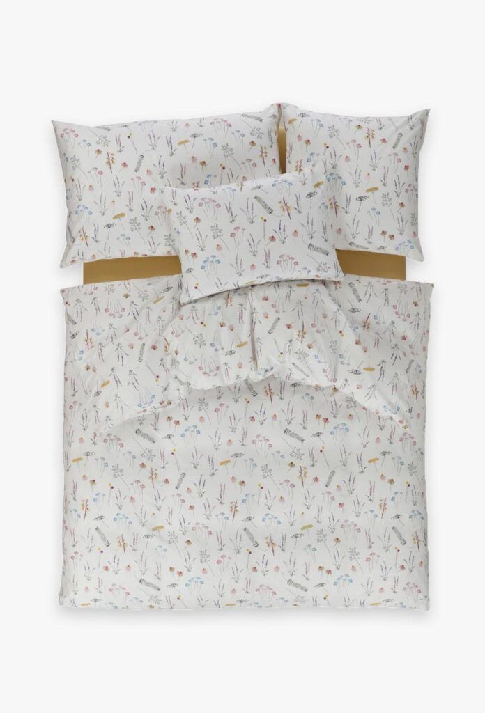 Das Bettwäsche Tamara-R BeCosy Fee Set besteht aus einem weißen Grundton mit kleinen Blumendrucken. Diese fröhliche Bettwäsche besteht aus einem Bettbezug und Kissenbezügen und setzt einen zarten Akzent in Ihrem Schlafzimmer.