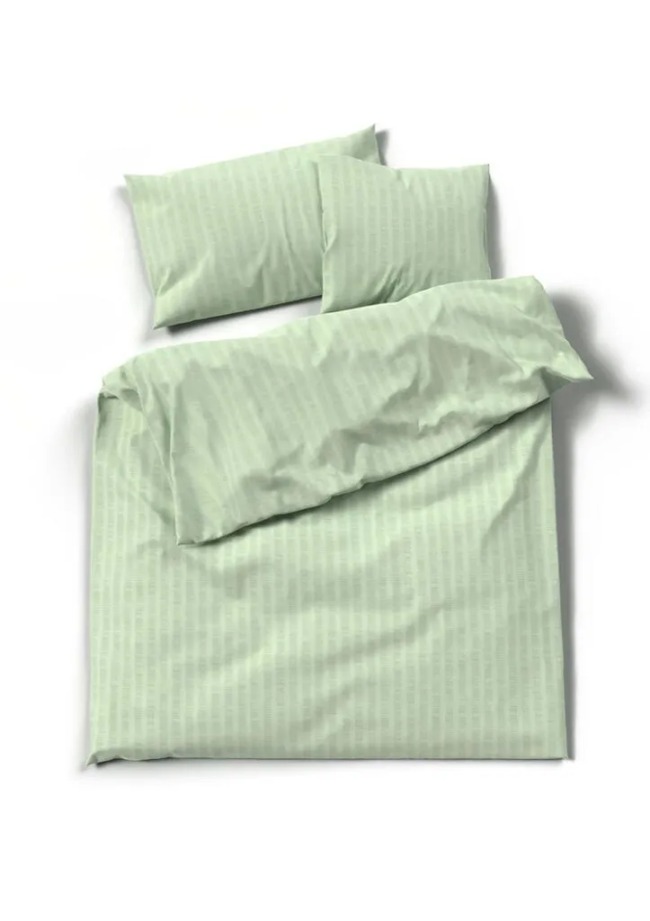 Ein sauber gemachtes Bett mit einem hellgrün gestreiften Bettbezug und zwei dazu passenden Kissen, von oben gesehen auf weißem Grund, setzt die stilvolle Bettwäsche Satin Seersucker rosa in Szene und sorgt für einen Hauch von moderner Eleganz.