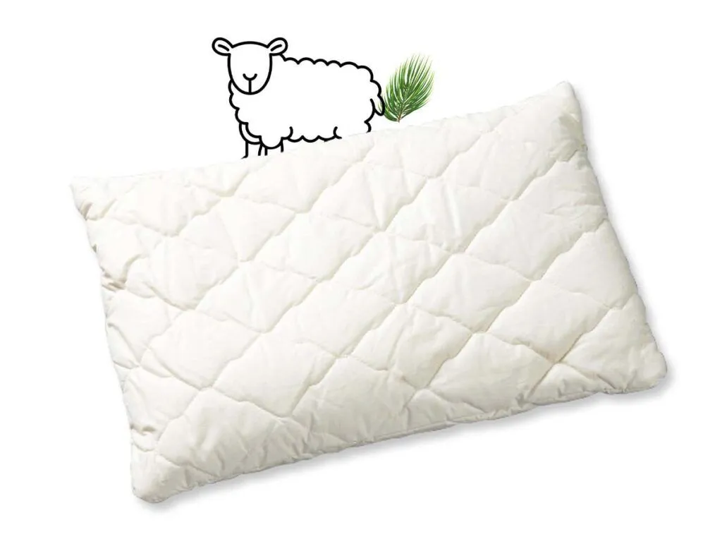 Ein weißes, gestepptes Kissen liegt auf einem weißen Hintergrund. Über dem Kissen befindet sich eine einfache Strichzeichnung eines Schafes mit einem grünen Blatt dahinter.
