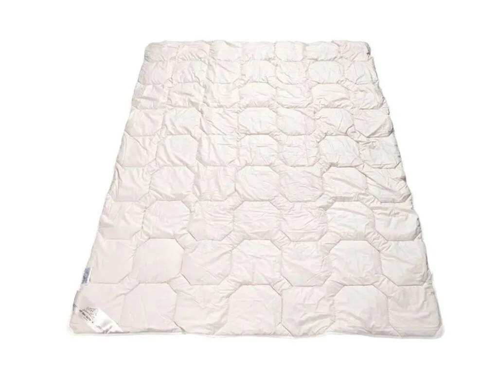 Eine weiße, rechteckige Steppdecke oder Bettdecke mit einem dezenten Sechseckmuster wird flach auf einem weißen Hintergrund ausgelegt.