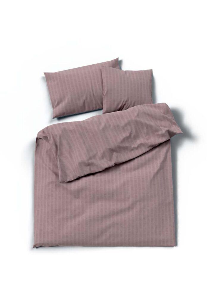 Ein hübsch gemachtes Bett mit Bettwäsche Satin Seersucker mauve, mit einem gestreiften Bettbezug und zwei passenden Kissen, vor einem schlichten weißen Hintergrund.