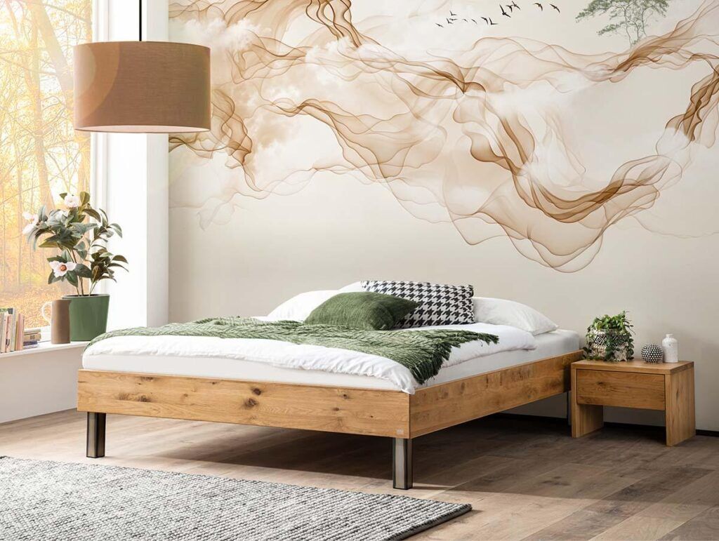 Ein modernes Schlafzimmer mit einem Holzbett, weißer Bettwäsche, grünen Kissen und einem passenden Nachttisch. An der Wand befindet sich ein abstraktes Wandgemälde, und große Fenster lassen natürliches Licht herein. Eine Lampe und Topfpflanzen vervollständigen die Einrichtung.