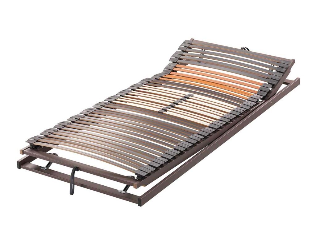Das Lattenrost "Trio KF" ist ein verstellbarer Lattenrost aus Holz mit erhöhtem Kopfteil, mehrfach gebogenen Latten und einem dunkelbraunen Rahmen.