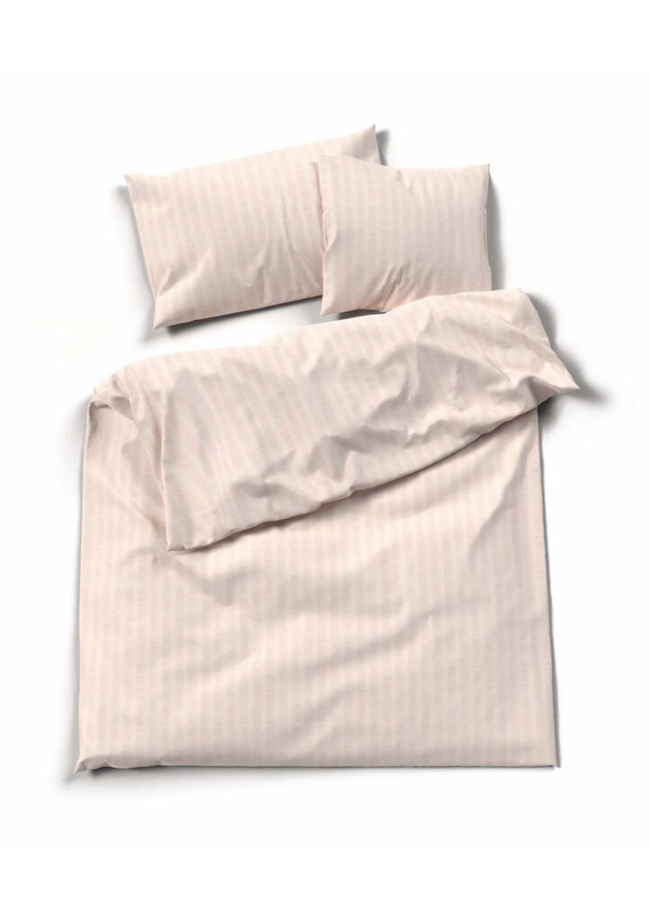 Ein ordentlich gemachtes Bett mit Bettwäsche Satin Seersucker rosa in hellrosa und weiß gestreift, mit einem Bettbezug und zwei Kissen, elegant auf einem weißen Hintergrund angeordnet.