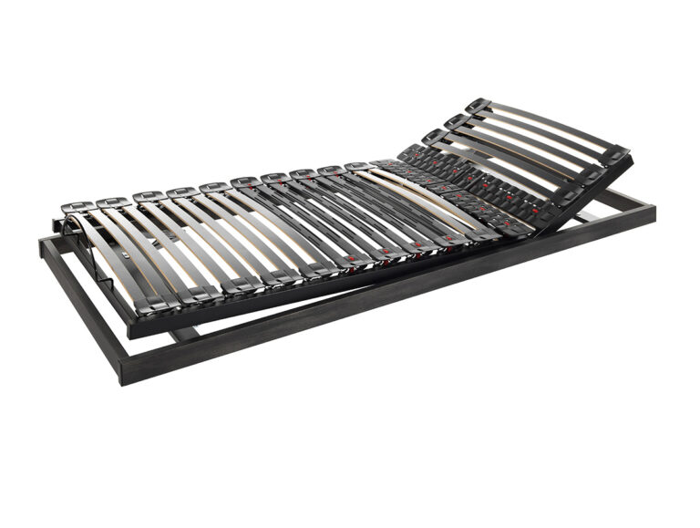 Der Bettrahmen Robusta Lattenrost "Premium Flex" ist mit verstellbaren Lattenrosten für Kopf- und Fußteil ausgestattet, die auf weißem Grund stehen.