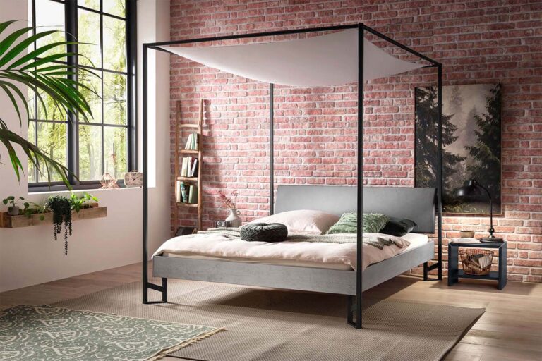 Ein modernes Schlafzimmer mit einem schwarz gerahmten Himmelbett, Backsteinwänden, großen Fenstern, Topfpflanzen, einem Bücherregal im Leiterstil, Kunstwerken mit Bäumen und Sonnenlicht, das in den gemütlichen, einladenden Raum fällt.