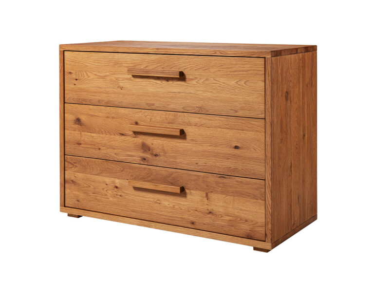 Die Hasena Kommode "Cessina" ist eine minimalistische Holzkommode mit drei Schubladen und eleganten Griffen in Naturtönen auf weißem Grund.