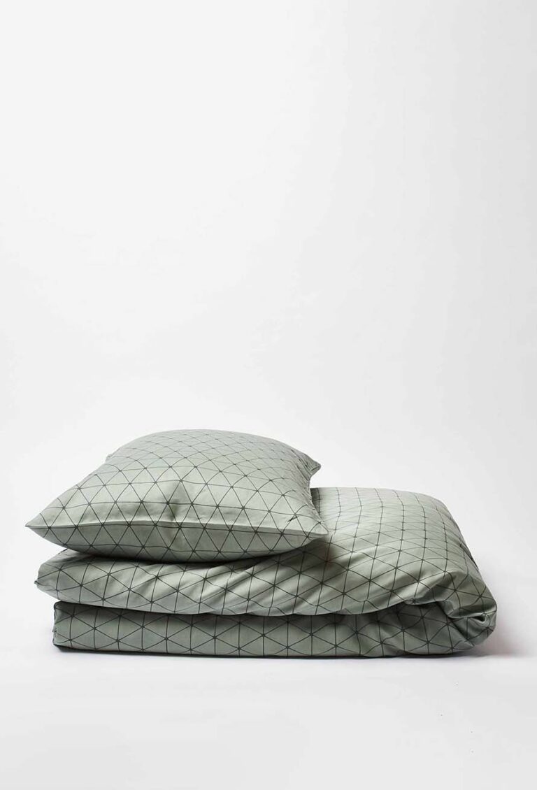 Ein Set der Bettwäsche Journey Living Peniche, bestehend aus einem Kissen und einer Bettdecke in Hellgrau mit einem schwarzen geometrischen Dreiecksmuster, ist vor einem schlichten weißen Hintergrund ordentlich gefaltet.