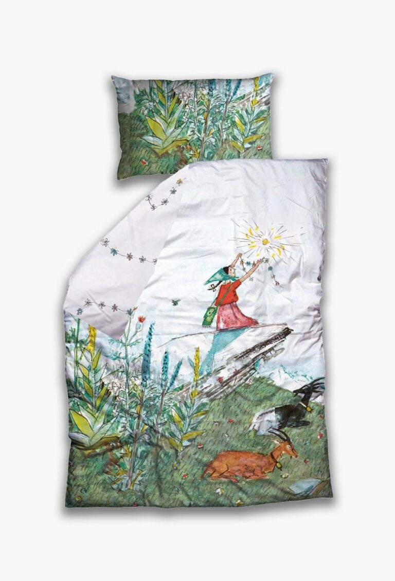 Das Bettwäsche Flurina-Set zeigt ein Mädchen in einem roten Kleid und einem grünen Hut mit einem leuchtenden Zauberstab, umgeben von hohen Pflanzen, Sternen, einem Hasen und einer Krähe auf einem grasbewachsenen Untergrund.