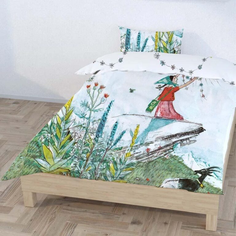 Die Bettwäsche Flurina zeigt eine farbenfrohe Illustration eines Mädchens mit rotem Kleid und grünem Hut, das Blumen in der Hand hält und inmitten von Grünzeug mit einer Ziege in der Nähe steht, und wird mit einem passenden Kissenbezug geliefert.