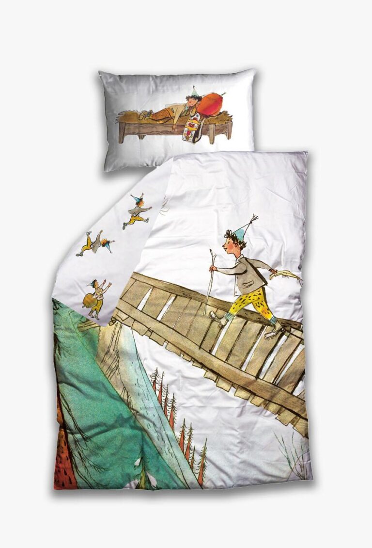 Das Set Bettwäsche Schellenursli Aufzug bietet skurrile Bettwaren: ein Kissen mit einer Person im Bett, die eine Kerze in der Hand hält, und eine Bettdecke mit einer komischen Schellenursli-Szene, die über eine Holzbrücke führt, während Figuren ins Wasser springen.