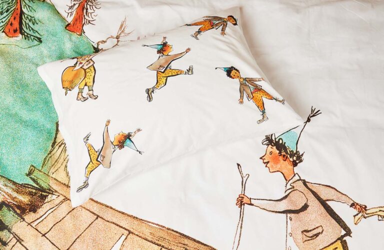 Der Bettwäsche Schellenursli Aufzug zeigt fröhliche Illustrationen von Kindern mit blauen Hüten und gelben Hosen inmitten von Bäumen und bringt eine fröhliche Note in jedes Kinderzimmer.