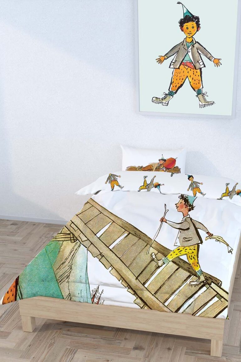 Das Bett ist mit dem Bettwäsche Schellenursli Aufzug bekleidet, der verspielte Schellenursli Illustrationen zeigt. Über dem Bett befindet sich eine passende Wandmalerei mit ähnlichem Charakter. Das Zimmer hat helle Wände und Holzböden.