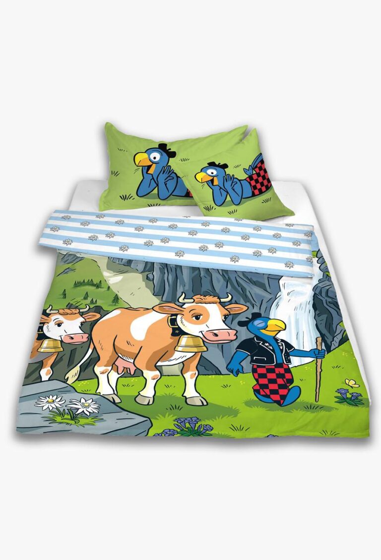 Das Bettwäsche Globi Alp Kinderbettwäsche-Set zeigt verspielte Cartoon-Kühe und einen blauen Vogel in karierter Kleidung mit einem Spazierstock an einem Wasserfall und einer Graslandschaft. Der Kopfkissenbezug zeigt zwei fröhliche blaue Vögel.