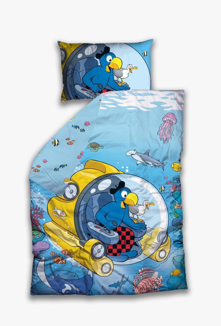 Bettwäsche Globi Ozean zeigt Globi, den blauen Vogel, in einem gelben U-Boot unter Wasser mit bunten Fischen, Korallen, Haien, Quallen und einem weiteren Vogel. Diese farbenfrohe Bettwäsche bringt spielerisches Meeresabenteuer in jedes Zimmer.