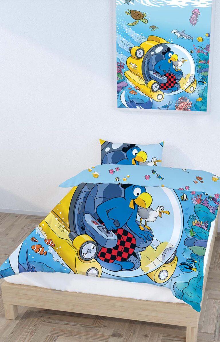 Das Bettwäsche Globi Ozean-Set zeigt einen blauen Cartoon-Vogel in einem gelben U-Boot, umgeben von bunten Meeresbewohnern - perfekt, um ein verspieltes, abgestimmtes Unterwasserthema im Kinderzimmer zu schaffen.