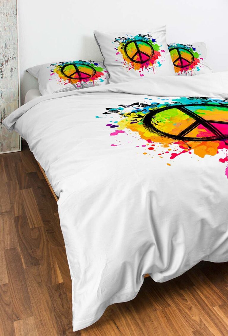 Das Bettwäsche-Set Night Fashion Peace besteht aus einem weißen Untergrund mit großen Neon-Friedenszeichen und Farbspritzern. Es umfasst Kissenbezüge und einen Bettbezug und ist perfekt geeignet, um Ihrer modernen Schlafzimmereinrichtung einen frechen Touch zu verleihen.