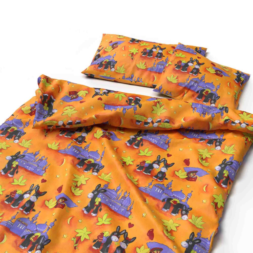 Das Bettwäsche Kinder Donky Baumwolle Set besticht durch orange Farben, Kissenbezüge und verspielte Cartoon-Donkys, gelbe Sterne, Blätter und lilafarbene Häuser - ein kindgerechtes, farbenfrohes Design.