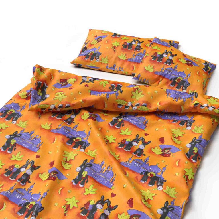 Das Bettwäsche Kinder Donky Baumwolle Set besticht durch orange Farben, Kissenbezüge und verspielte Cartoon-Donkys, gelbe Sterne, Blätter und lilafarbene Häuser - ein kindgerechtes, farbenfrohes Design.