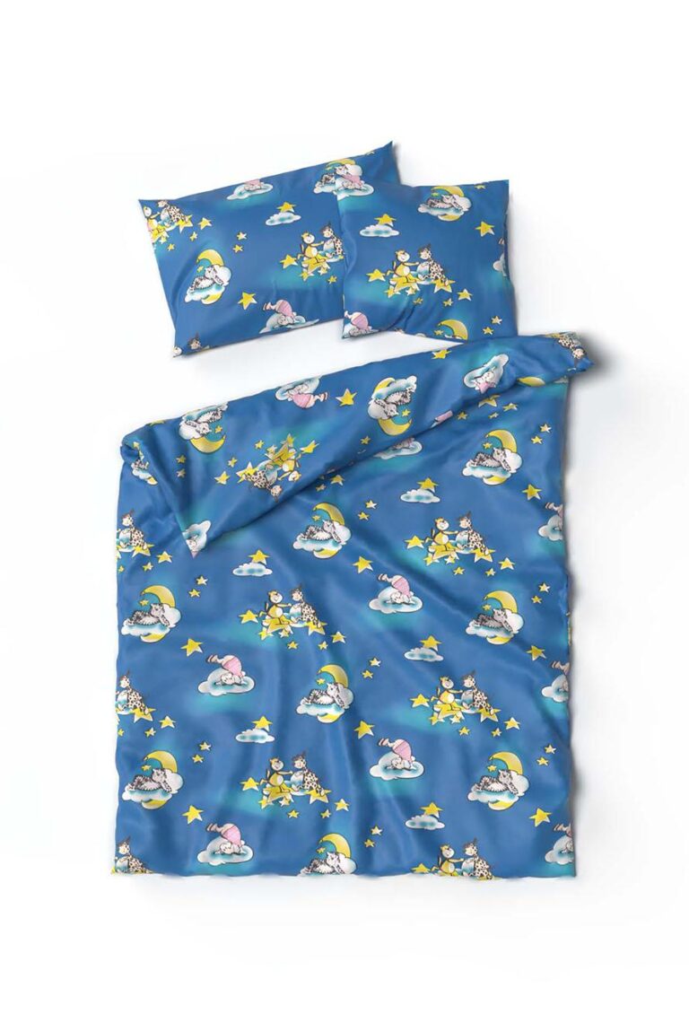 Das Bettwäsche Kinder Happy Sleep Baumwolle Set besteht aus einem blauen Kissen und einer blauen Decke mit schlafenden Zeichentrickfiguren auf Wolken und Monden, umgeben von gelben Sternen auf blauem Hintergrund, die für eine fröhliche Schlafatmosphäre sorgen.