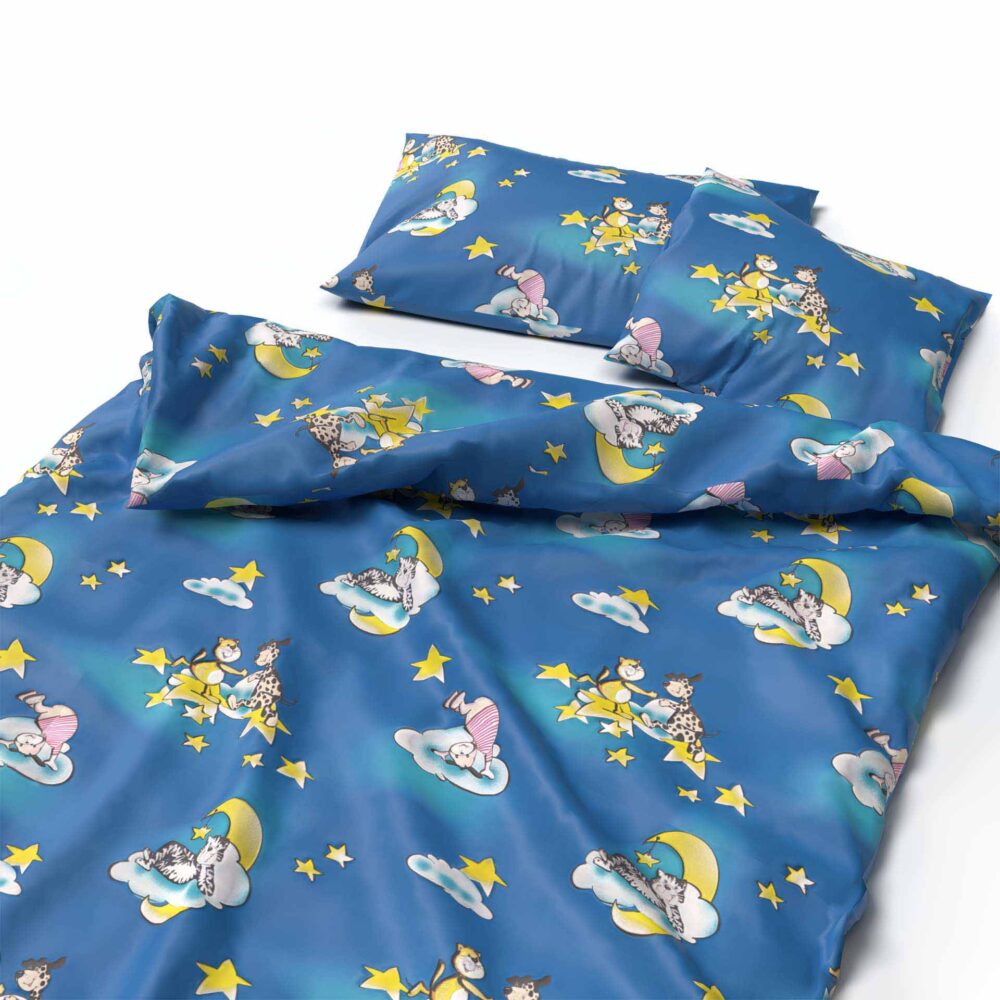 Das Bettwäsche Kinder Happy Sleep Baumwolle Set überzeugt mit fröhlichen Illustrationen von Kindern und Tieren auf Wolken, dem Mond und gelben Sternen. Das Muster schmückt Kissen- sowie Deckenbezug.