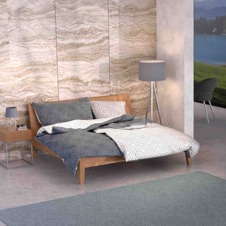 Ein modernes Schlafzimmer mit einem Holzbett, das mit Bettwäsche Kilian Lotus Création mit grauen und weißen geometrischen Mustern bezogen ist, einem Nachttisch mit einer Lampe, einer hohen Stehlampe und großen Fenstern mit Blick auf einen malerischen See.
