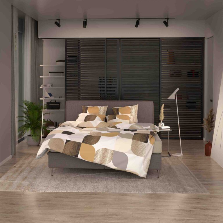 Modernes Schlafzimmer mit einem grauen Bett, Bettwäsche Ophelia Lotus Création mit erdfarbenen geometrischen Mustern, einem großen Teppich, Pflanzen, minimalen Regalen, schwarzen Schiebetüren mit Lattenrost hinter dem Bett und Stehlampen an beiden Seiten.