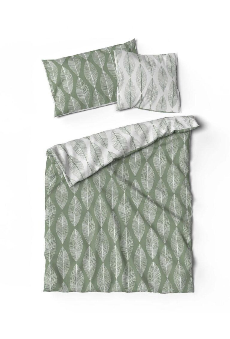 Das Bettwäsche-Set Ruben Lotus Création besteht aus zwei Kissen und einer Bettdecke mit einem grün-weißen Blattmuster auf weißem Grund. Das elegante, symmetrische Muster wiederholt sich auf dem Stoff.