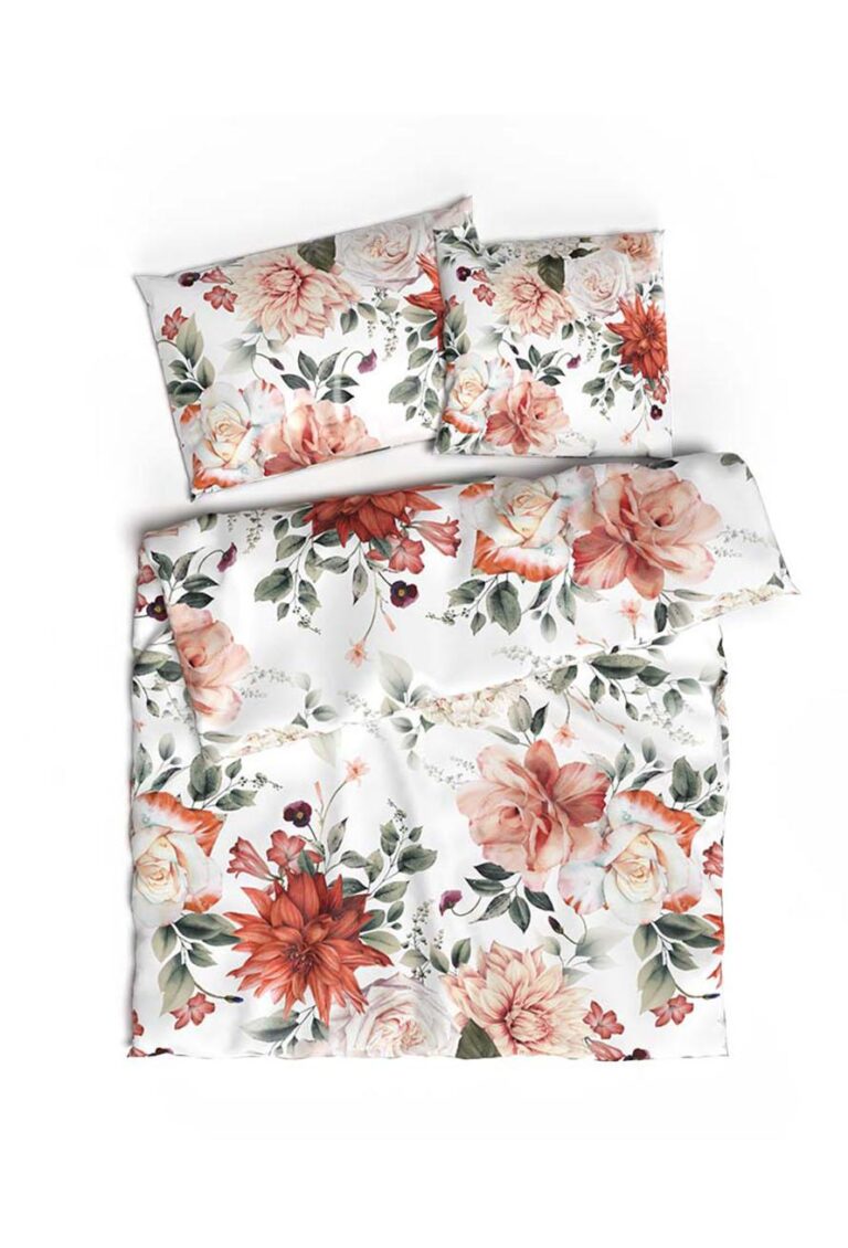 Das Bettwäsche-Set Viliana Lotus Création zeigt einen weißen Hintergrund mit großen orangefarbenen, roten und rosafarbenen Blumen sowie grünen Blättern. Das Set besteht aus einem Bettbezug und zwei passenden Kissenbezügen, alle ordentlich angeordnet.