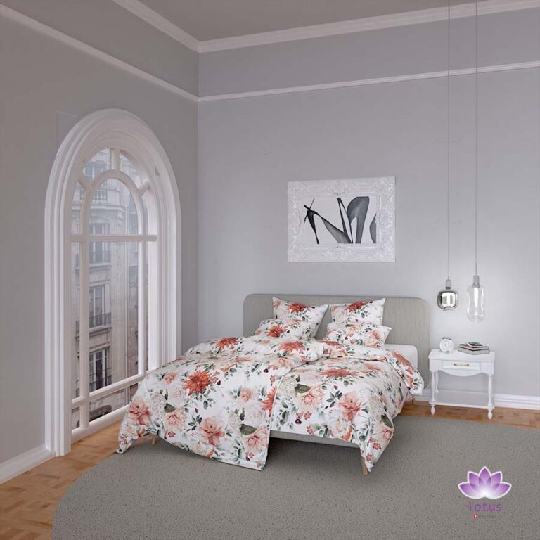 Ein modernes Schlafzimmer mit hellgrauen Wänden, einem großen Bogenfenster und einem Bett, das mit der Bettwäsche Viliana Lotus Création mit weißem Blumenmuster bezogen ist. Neben dem Bett stehen ein kleiner weißer Nachttisch, eine Lampe und zwei Hängelampen.