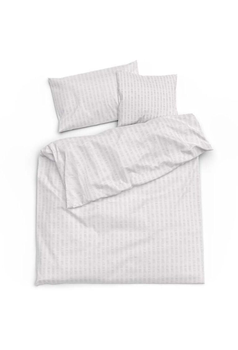 Bettwäsche Satin Seersucker weiß mit dezentem Streifenmuster, bestehend aus einem Bettdeckenbezug und zwei Kissen, ordentlich auf weißem Hintergrund präsentiert.