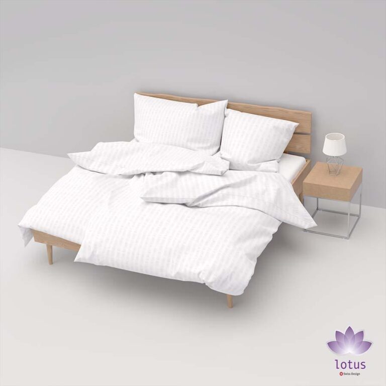 Ein modernes Holzbett mit Bettwäsche Satin Seersucker weiß und vier Kissen steht neben einem hölzernen Nachttisch mit einer Lampe in einem minimalistischen Raum mit hellen Wänden. Das Lotus-Logo erscheint in der unteren rechten Ecke.