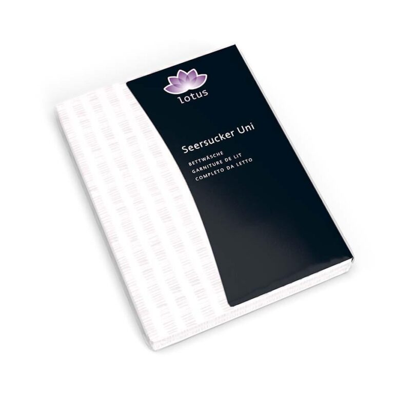 Ein verpacktes Bettwäsche-Set aus Satin Seersucker weiß hat ein weißes, strukturiertes Muster und ein schwarzes Etikett mit dem Markennamen, dem Logo und Produktinformationen in mehreren Sprachen.