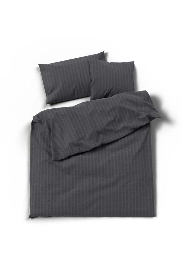 Die Bettwäsche Satin Seersucker graphit mit einem Bettbezug und zwei passenden Kissen wird auf einem weißen Hintergrund präsentiert.