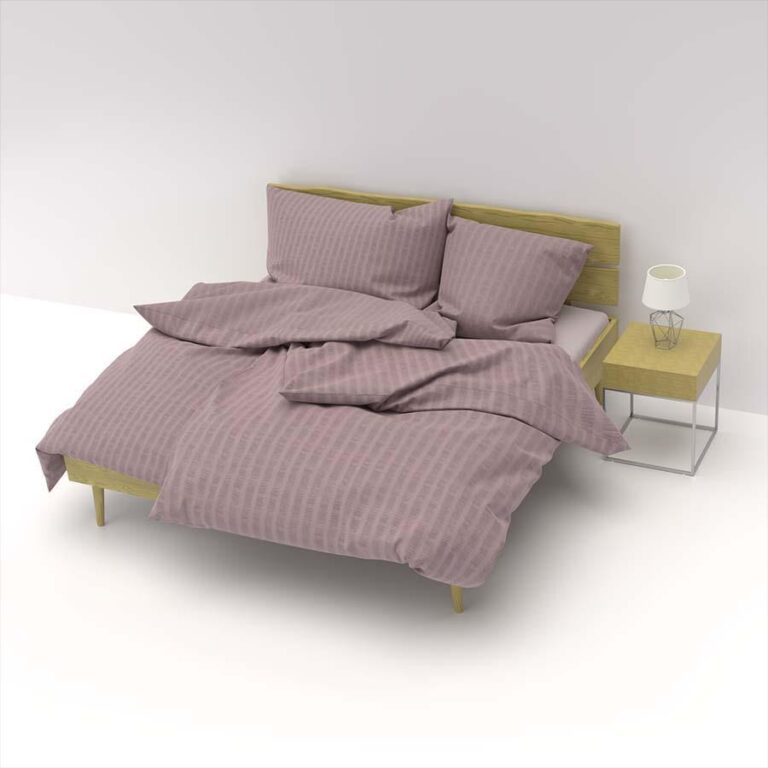 Ein modernes Holzbett mit Bettwäsche aus lila Satin Seersucker und zwei Kissen steht neben einem Nachttisch aus hellem Holz mit einer Lampe, alles vor einem schlichten weißen Hintergrund.