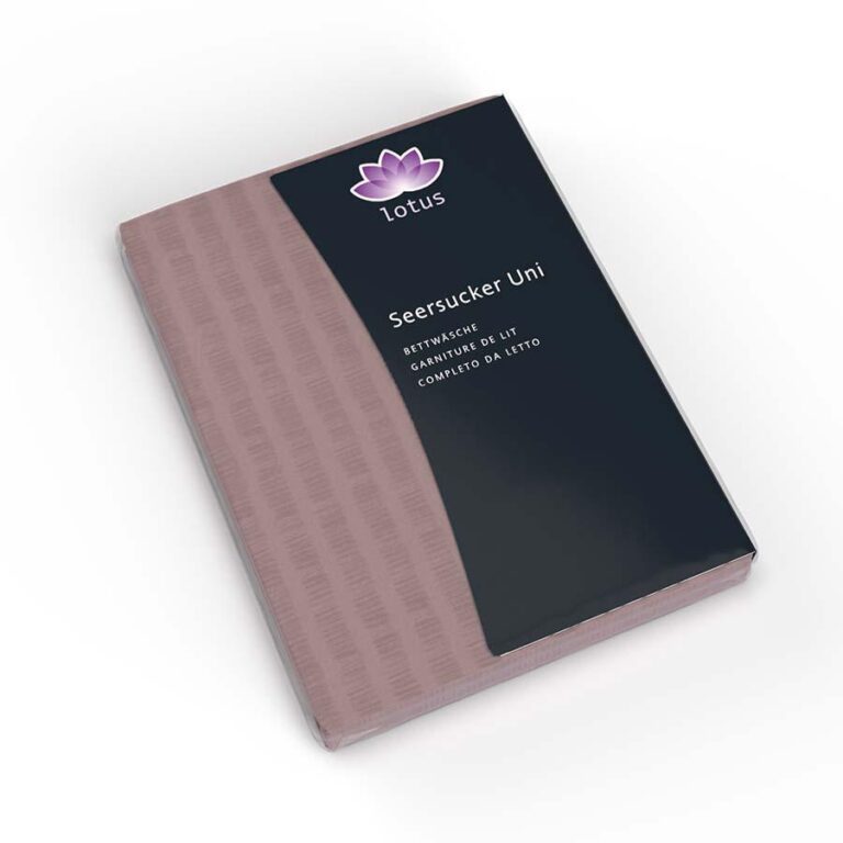 Ein Paket Bettwäsche Satin Seersucker mauve mit schwarzem Design, mit dem Logo der Lotusblume und einem mehrsprachigen Text auf der Vorderseite.