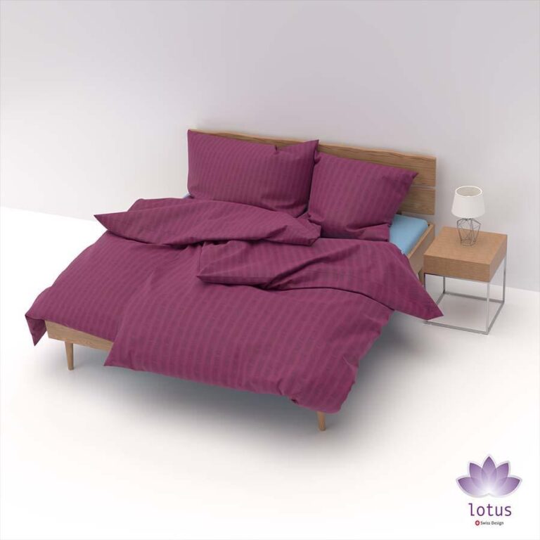 Ein sauber gemachtes Bett mit einem Kopfteil aus Holz ist mit Bettwäsche Satin Seersucker prune bezogen, der die Struktur der kastanienbraun gestreiften Bettdecke und Kissen ergänzt. Auf der rechten Seite befindet sich ein Nachttisch mit einer Lampe, und in der rechten unteren Ecke ist das Logo der Marke Lotus zu sehen.