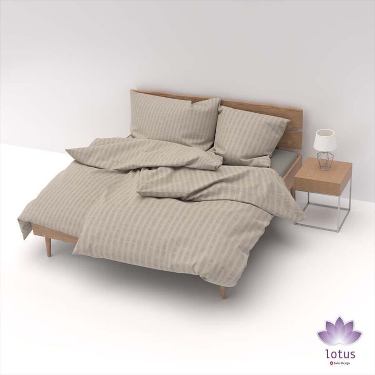 Ein ordentlich gemachtes Bett mit Bettwäsche Satin Seersucker taupe, zwei Kissen und einem Kopfteil aus Holz neben einem hölzernen Nachttisch mit einer weißen Lampe. Das Logo der Marke Lotus erscheint in der unteren rechten Ecke.