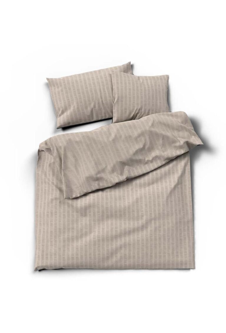 Ein ordentlich gemachtes Bett mit Bettwäsche Satin Seersucker taupe, mit einem dezent gestreiften Bettbezug und zwei passenden Kissen, fotografiert von oben auf einem weißen Hintergrund.