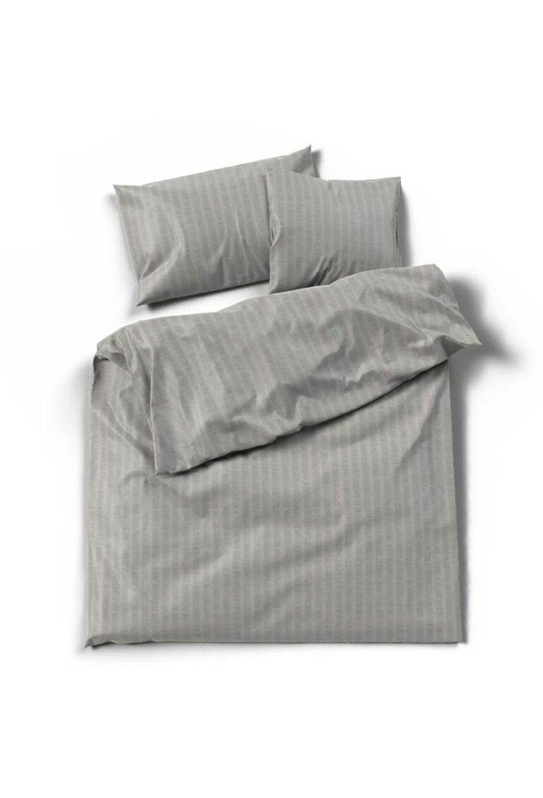 Bettwäsche Satin Seersucker Titanset mit zwei Kissen und einer Bettdecke, dargestellt auf weißem Hintergrund. Die Bettwäsche zeichnet sich durch subtile vertikale Linien für einen einfachen, modernen Look aus.