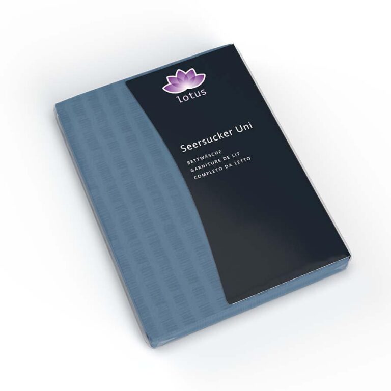 Ein verpacktes Bettwäsche Satin Seersucker blau Bettlaken-Set von Lotus, mit einem lila Lotus-Logo und Produktdetails auf einem schlichten schwarzen Etikett.