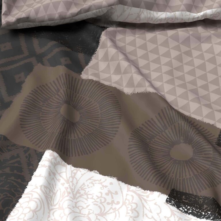 Eine Nahaufnahme von Bettwäsche Yeshia Lotus Création zeigt überlappende geometrische Dreiecke, Spiralen und florale Muster in Beige-, Braun- und Schwarztönen.