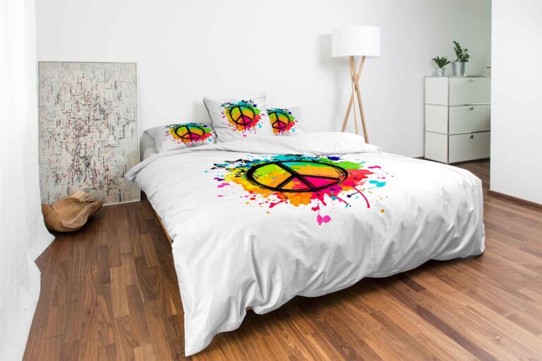 Modernes Schlafzimmer mit Holzboden, weißer Bettwäsche Night Fashion Peace und Kissen mit bunten Friedenszeichen, einer Stehlampe, abstrakten Kunstwerken und einer weißen Kommode mit Pflanzen.