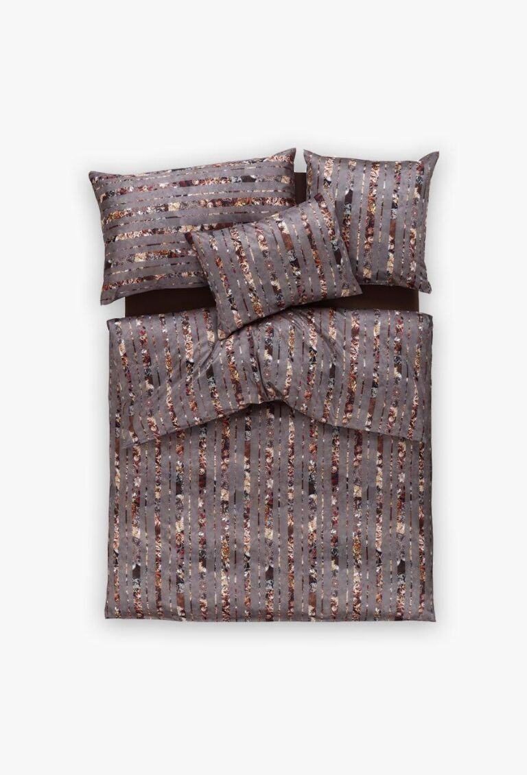Das Bettwäscheset Tamara-R Selection Lenya besteht aus einem Bettbezug und drei Kissen, die alle einen grauen Hintergrund mit vertikalen Streifen und zarten Blumenmustern aufweisen.