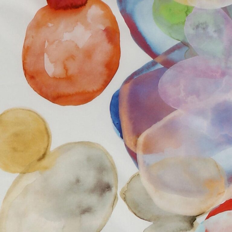 Die Bettwäsche Tamara-R Selection Olivia multi zeichnet sich durch ein abstraktes Aquarelldesign mit sich überlappenden Kreisen in Orange, Gelb, Blau, Lila und Grün auf weißem Hintergrund aus, das für einen weichen, zarten Look sorgt.