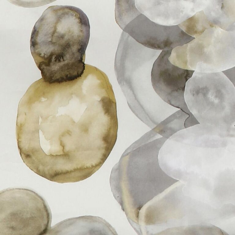 Abstrakte Aquarellmalerei mit sich überlagernden runden Formen in Beige, Grau und Braun, inspiriert von der sanften Eleganz der Bettwäsche Tamara-R Selection Olivia gold. Dunkel umrandete und kreisförmige Formen tragen zu seiner fließenden Komposition bei.