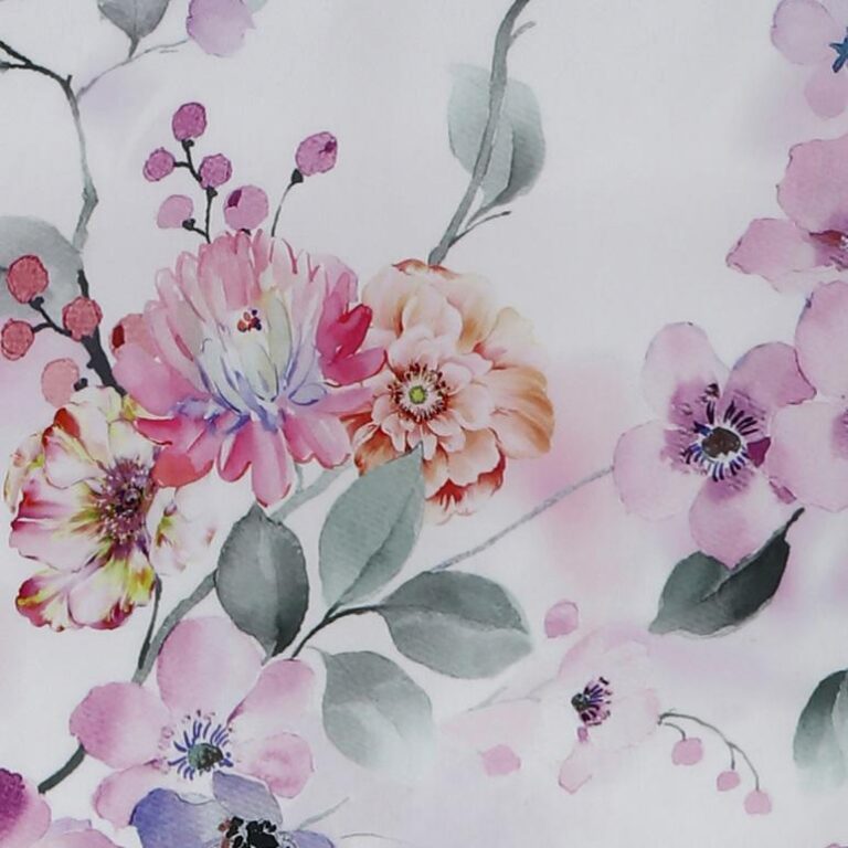 Zarte Illustration im Aquarell-Stil mit rosa, lila und pfirsichfarbenen Blumen mit grünen Blättern und Beeren auf einem weichen Hintergrund - perfekt für die Bettwäschekollektion Tamara-R Selection Sanna.