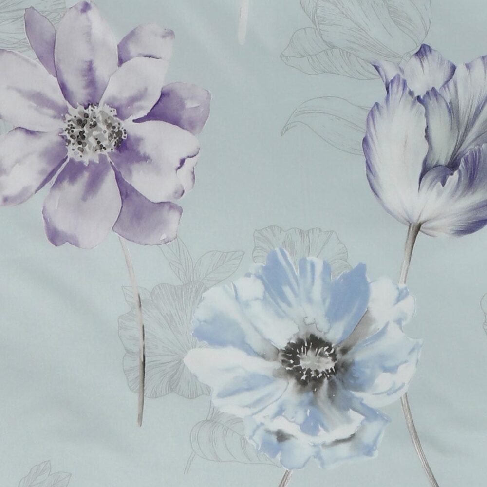 Mit einem hellblauen Hintergrund und drei großen lila und blauen Blumen im Aquarellstil sowie zarten Linienakzenten bringt die Bettwäsche Tamara-R Selection Smilla blau eleganten Charme in jedes Schlafzimmer.