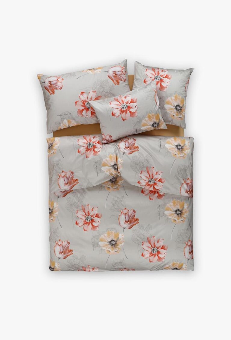 Die Bettwäsche Tamara-R Selection Smilla orange hat einen hellgrauen Hintergrund mit auffälligen roten und pfirsichfarbenen Blumendrucken und enthält einen Bettbezug und zwei Kissenbezüge für einen stilvollen Touch.