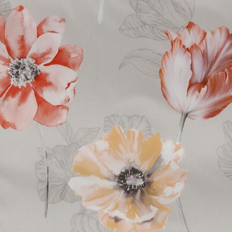 Eine Nahaufnahme der Bettwäsche Tamara-R Selection Smilla orange mit großen aquarellartigen Blüten in Orange, Koralle und Creme mit skizzenhaften Umrissen auf hellem Hintergrund.